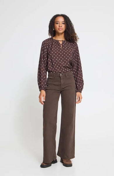Model wearing coffee bean Ichi Ihziggy Jeans with a polka dot top. These Wide leg jeans  are button and zip fastening. 