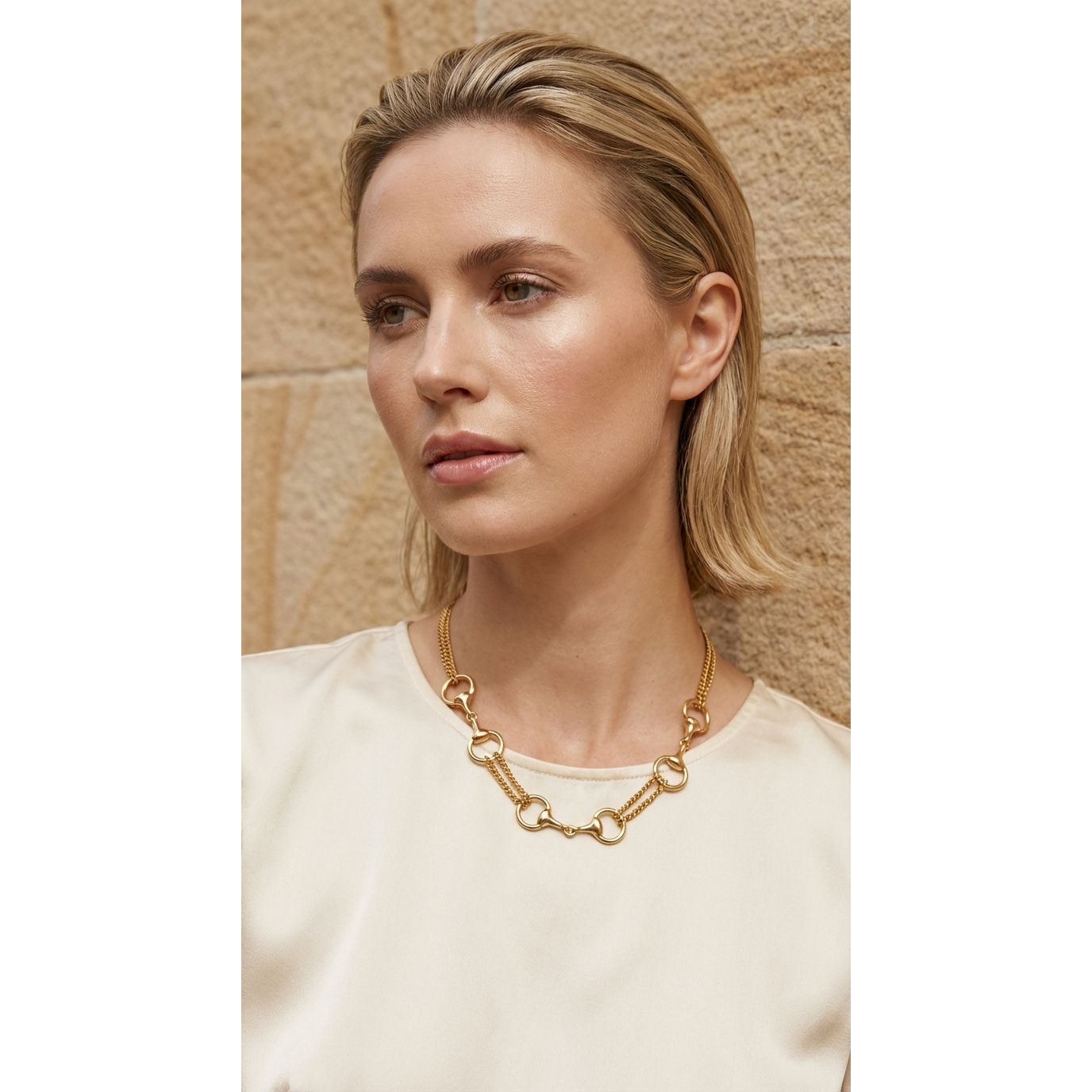 Envy jewellery Women’s Lincolnshire short chain gold colour design necklace.