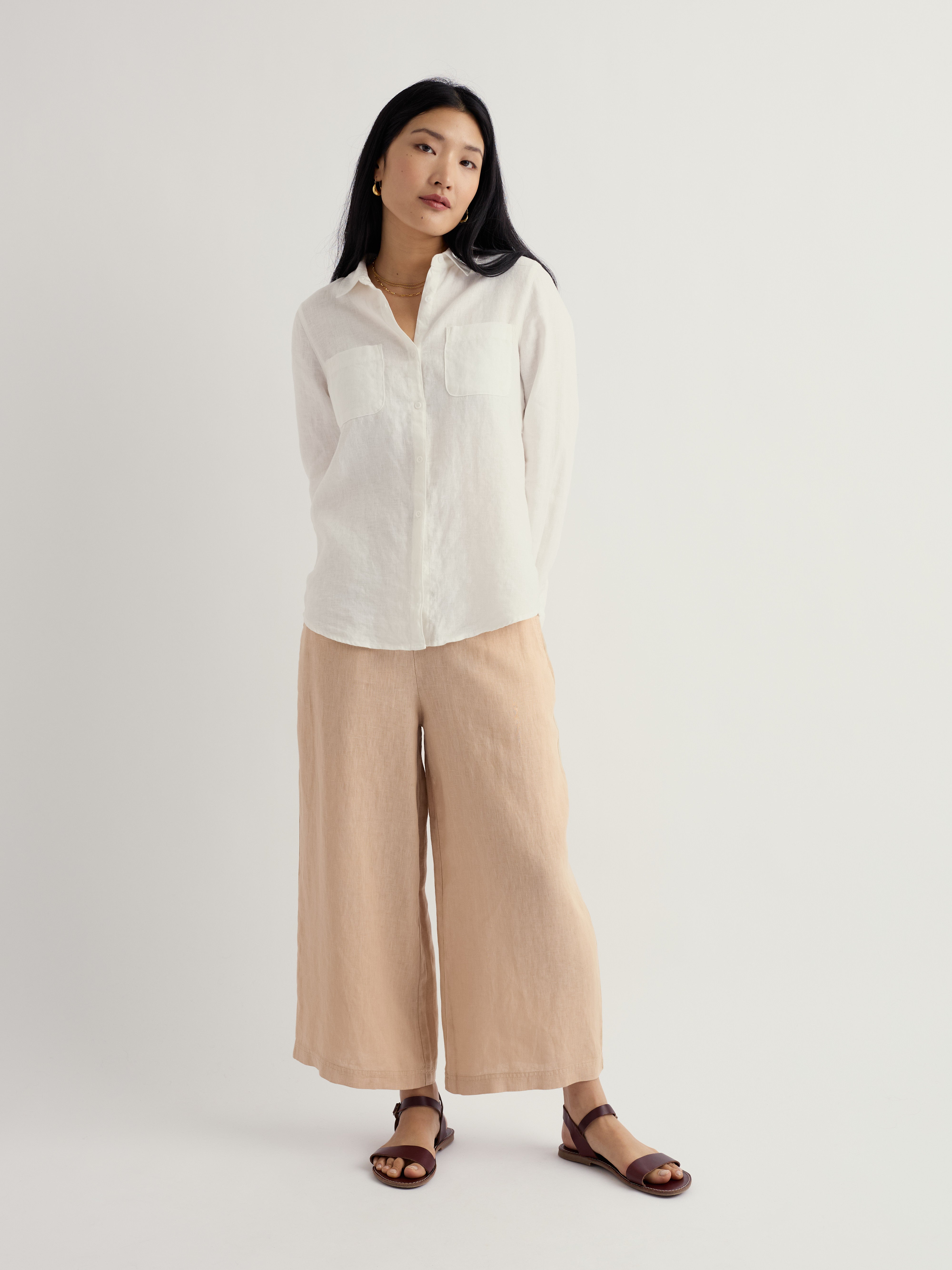  Seasalt Women's Merrivale Culottes in linen with side zip and elasticated waist. A classic culotte style with a wide cropped leg and side pockets. 